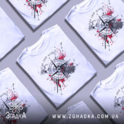 Футболка знайди свій шлях, біла, зображена на манекені, фон світло-сірий, принт з компасом та червоними плямами фарби.