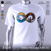 Футболка знак нескінченності, біла, зображена на манекені, фон світло-сірий, принт з елементами гір, хвиль та лісу в яскравих кольорах: жовтому, синьому, чорному та червоному.