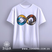 Футболка знак нескінченності, біла, підвішена на вішалці, фон світло-сірий, принт з елементами гір, хвиль та лісу в яскравих кольорах, добре видно деталі.