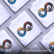 Футболка знак нескінченності, біла, зображена на манекені, фон світло-сірий, принт з елементами гір, хвиль та лісу в яскравих кольорах: жовтому, синьому, чорному та червоному.