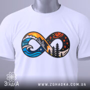 Футболка знак нескінченності, біла, складена на поверхні, фон світло-сірий, принт з елементами гір, хвиль та лісу в яскравих кольорах, з зеленим ярликом.