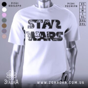Футболка зоряні війни білого кольору, зображена на манекені з блискучого металу, фон світло-сірий, принт з написом 'STAR WARS' та ілюстраціями персонажів і кораблів з всесвіту Зоряних війн.