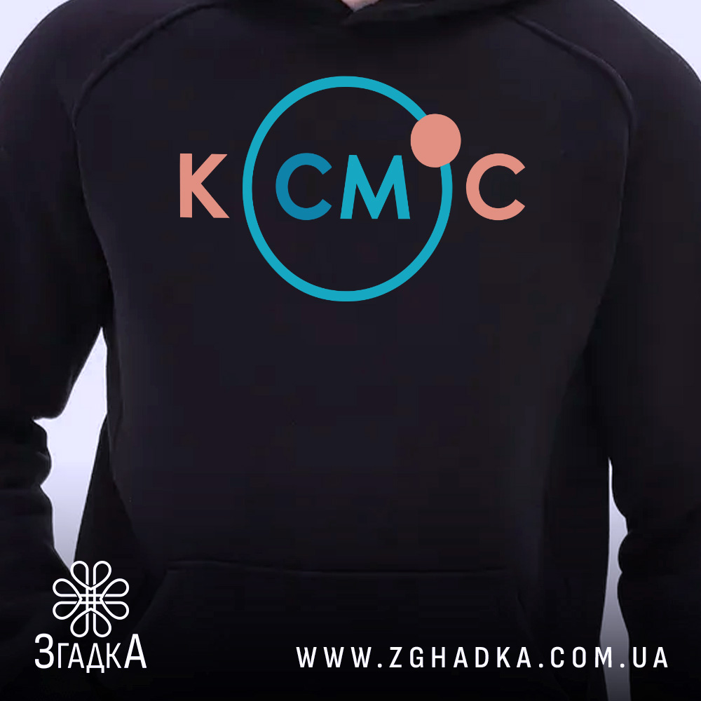 Худі для фанатів космосу. Темно-синій колір, зображення з близької відстані, фон світло-сірий. Принт з написом 'КСМЦ' у кольорах рожевий та блакитний, розташований на грудях. Капюшон з елементами шва, видима кишеня-«кенгуру», манжети з еластичної тканини.
