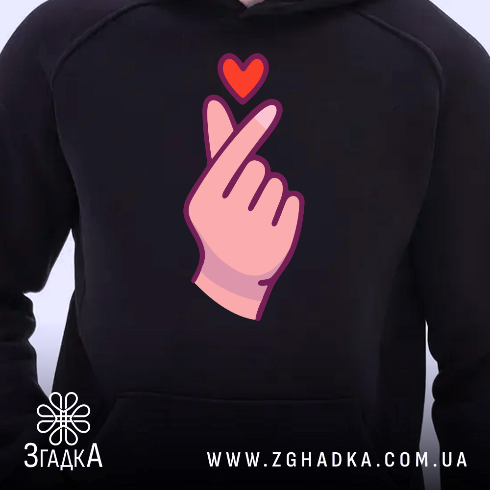 Худі finger heart дизайн, чорного кольору, з капюшоном, на передній частині яскравий принт у вигляді руки з серцем, манжети та кишеня-«кенгуру» додають зручності.