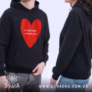 Худі ю май харт — худі на вішаку, загальний вигляд виробу у студії.