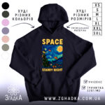 Худі космос ван гог, темно-синього кольору, з капюшоном, з кишенею-«кенгуру», на фоні видно кольорові квадрати, принт з зображенням космосу та зірок, текст «SPACE STARRY NIGHT» жовтого кольору.