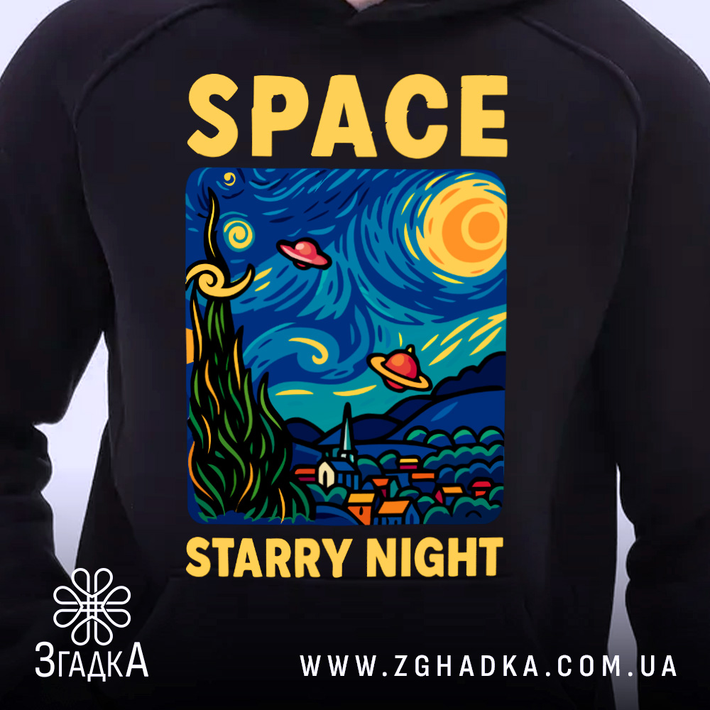 Худі космос ван гог, темно-синього кольору, з капюшоном, з акцентом на принт, який зображує космічну сцену з зірками та планетами, текст «SPACE STARRY NIGHT» жовтого кольору, ракурс з близької відстані.