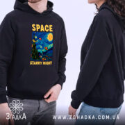 Худі космос ван гог, темно-синього кольору, з капюшоном, на фото дві людини в худі, видно кишеню-«кенгуру» та принт з космічним зображенням, текст «SPACE STARRY NIGHT» жовтого кольору, ракурс з боку.