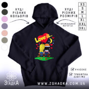 Худі love is чорного кольору, з капюшоном, на якому зображено принт з парою на лавці під серцем і зірками. Кишеня-«кенгуру» розташована спереду, манжети та пояс виконані в класичному стилі.