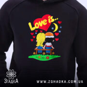 Худі love is чорного кольору, з капюшоном, на якому яскраво видно принт з парою, що сидить на лавці. Принт включає серце, зірки та квіти, а кишеня-«кенгуру» додає зручності.