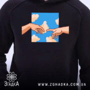 Худі руки на небі, темно-синього кольору, з капюшоном, з кишенею-«кенгуру», ракурс з близької відстані, принт з зображенням рук на фоні блакитного неба з хмарами.