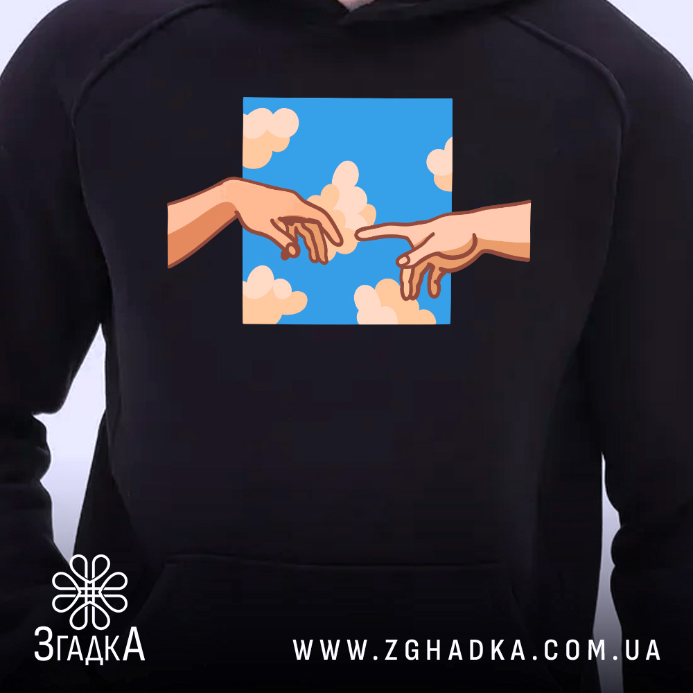Худі руки на небі, темно-синього кольору, з капюшоном, з кишенею-«кенгуру», ракурс з близької відстані, принт з зображенням рук на фоні блакитного неба з хмарами.