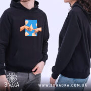 Худі руки на небі, темно-синього кольору, з капюшоном, з кишенею-«кенгуру», ракурс з двома людьми, один з яких одягнений у худі, принт з зображенням рук на фоні блакитного неба з хмарами.