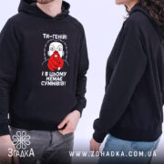 Худі ти геній. Темно-синій колір, зображення спереду, фон білий. Принт з червоним пальцем та текстом "ТИ-ГЕНІЙ! І В ЦЬОМУ НЕМЕА СУМНІВІВ!". Два моделі в худі, видно капюшони, кишеня-«кенгуру», манжети з еластичної тканини.