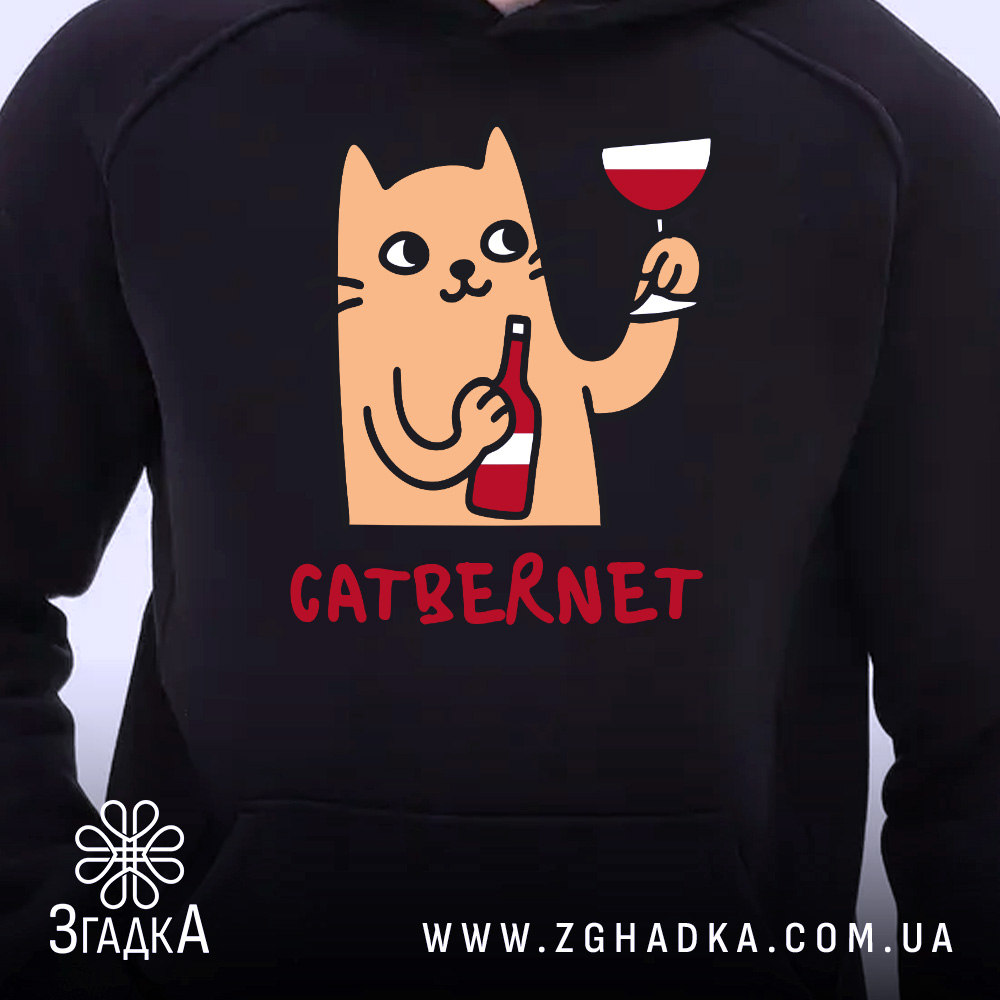 Худі з котом і вином, темно-синього кольору, з близьким ракурсом на принт, на фоні світлого простору, з малюнком кота, що тримає пляшку та келих, з капюшоном та манжетами.