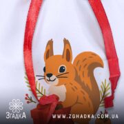 Крупний план мішечка дитячого подарункового з деталями друку білочки.