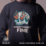 Світшот череп everything fine, чорного кольору, зображений на дитині, ракурс спереду, фон розмитий, принт з черепом та полум'ям, кругла горловина, манжети на рукавах, фактура м'яка та комфортна.