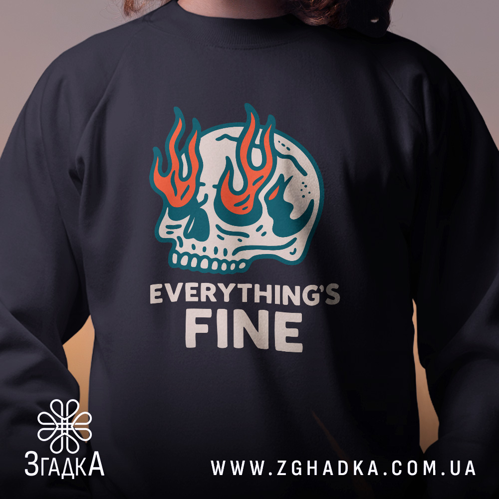 Світшот череп everything fine, чорного кольору, зображений на дитині, ракурс спереду, фон розмитий, принт з черепом та полум'ям, кругла горловина, манжети на рукавах, фактура м'яка та комфортна.