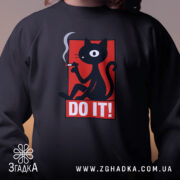 Світшот кіт do it, чорний колір, близький ракурс, фон з нейтральним освітленням, детальний принт з котом, що курить, та написом 'DO IT!', кругла горловина, манжети на рукавах, фактура м'яка та комфортна.
