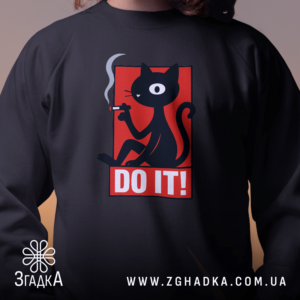 Світшот кіт do it, чорний колір, близький ракурс, фон з нейтральним освітленням, детальний принт з котом, що курить, та написом 'DO IT!', кругла горловина, манжети на рукавах, фактура м'яка та комфортна.