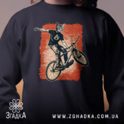 Світшот кіт на велосипеді — світшот, крупний план принта на нейтральному фоні.