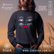 Світшот жіноче обличчя, чорного кольору, з ракурсу спереду, на фоні природного пейзажу, принт з обличчям з білими деталями та червоними губами, кругла горловина, манжети з трикотажної резинки, фактура м'яка і приємна на дотик.