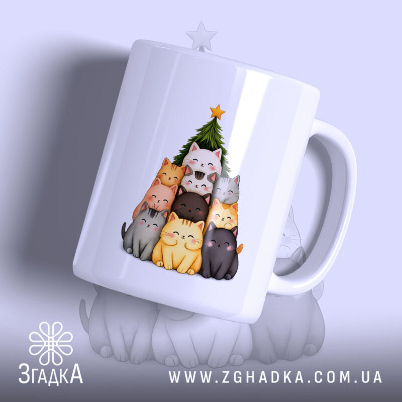 Чашка Різдвяна піраміда котиків, біла, зображення котиків у формі ялинки, ручка з правого боку, край гладкий, матова поверхня, фон світло-фіолетовий, принт містить різнокольорових котиків та ялинку з зіркою на верху.