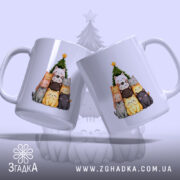 Чашка Різдвяна піраміда котиків, біла, зображення котиків у формі ялинки, ручки з обох боків, край гладкий, матова поверхня, фон світло-фіолетовий, принт містить різнокольорових котиків та ялинку з зіркою на верху.