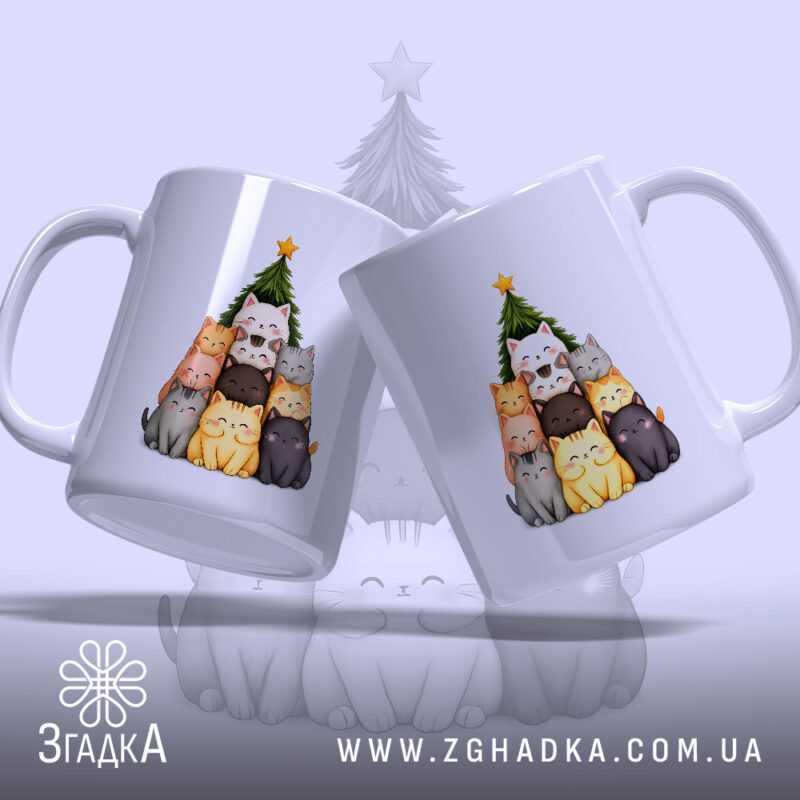 Чашка Різдвяна піраміда котиків, біла, зображення котиків у формі ялинки, ручки з обох боків, край гладкий, матова поверхня, фон світло-фіолетовий, принт містить різнокольорових котиків та ялинку з зіркою на верху.