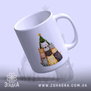 Чашка Різдвяна піраміда котиків, біла, зображення котиків у формі ялинки, ручка з правого боку, край гладкий, матова поверхня, фон світло-фіолетовий, принт містить різнокольорових котиків та ялинку з зіркою на верху.