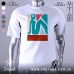 Футболка абстрактне арт зображення, біла, зображена на манекені, фон світло-сірий, принт містить стилізовану фігуру людини в блакитному, червоному та бежевому кольорах.