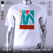 Футболка абстрактне арт зображення, біла, зображена на манекені, фон світло-сірий, принт містить стилізовану фігуру людини в блакитному, червоному та бежевому кольорах.