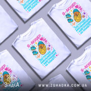 Футболка акушер, біла, зображена на манекені, фон світло-сірий, принт з мультяшним малюнком немовляти в ковдрі, з червоним серцем та кольоровими елементами.