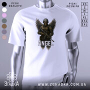 Футболка ангел боєць білого кольору, зображена на манекені, фон світло-сірий, принт з зображенням ангела-борця з крилами та автоматом, напис 'ANGEL' під малюнком.
