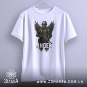 Футболка ангел боєць білого кольору, підвішена на вішалці, фон світло-сірий, принт з зображенням ангела-борця з крилами та автоматом, напис 'ANGEL' під малюнком.