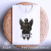 Футболка ангел боєць білого кольору, складена на плетеній основі, фон світло-сірий, принт з зображенням ангела-борця з крилами та автоматом, напис 'ANGEL' під малюнком.