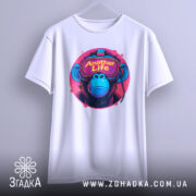 Футболка Another Life білого кольору, підвішена на вішалці, ракурс спереду, фон світло-сірий, принт з малюнком мавпи в окулярах віртуальної реальності, яскраві кольори принта: рожевий, синій, жовтий.