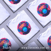 Футболка Another Life білого кольору, зображена на манекені, ракурс спереду, фон світло-сірий, принт з малюнком мавпи в окулярах віртуальної реальності, яскраві кольори принта: рожевий, синій, жовтий.