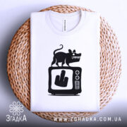 Футболка антиЗМІ білого кольору, складена на плетеній основі, з принтом чорного кольору, що зображає мишу на телевізорі з жестом середнього пальця, фон білий.