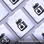 Футболка антиЗМІ білого кольору, зображена на манекені, з принтом чорного кольору, що зображає мишу на телевізорі з жестом середнього пальця, фон світло-сірий.