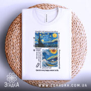 Футболка арт художній, біла, складена на плетеній основі, фон натуральний, принт містить зображення зірок, ночі та океану з текстом на англійській мові.