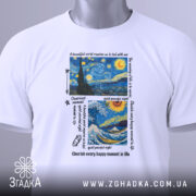 Футболка арт художній, біла, зображена на столі, фон світлий, принт містить зображення зірок, ночі та океану з текстом на англійській мові, на комірці є етикетка.
