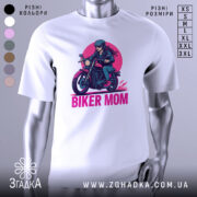 Футболка байкер мама сила. Біла футболка з принтом, на якому зображена жінка на мотоциклі, ракурс спереду, фон світло-сірий, принт виконаний у яскравих кольорах: червоний, чорний, рожевий.
