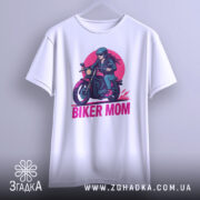 Футболка байкер мама сила. Біла футболка, підвішена на вішалці, з принтом жінки на мотоциклі, ракурс спереду, фон світло-сірий, принт яскравий з червоним і чорним кольорами.