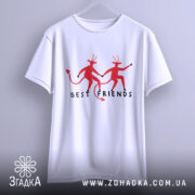Футболка бесті друзі демони, біла, підвішена на вішалці, фон світло-сірий, принт з двома червоними демонами, які тримаються за руки, текст 'BEST FRIENDS' під ними.