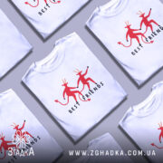 Футболка бесті друзі демони, біла, зображена на манекені, фон світло-сірий, принт з двома червоними демонами, які тримаються за руки, текст 'BEST FRIENDS' під ними.