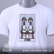 Футболка бойові гуси, біла, зображена зверху, на столі, фон світло-сірий, принт з двома гусами в військових шоломах і з автоматами, на футболці є етикетка з зеленим шнурком.