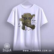 Футболка бойовий кіт, біла, підвішена на вішалці, фон світло-сірий, принт з кумедним котом у військовій кепці та окулярах, тримає кулемет з патронами.