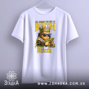 Футболка born to rich, білого кольору, зображена на вішалці, фон світло-сірий, принт з малюнком хлопчика в короні, в темних окулярах, що тримає гроші, з написами 'BORN TO BE RICH' та 'Forever Rich Rich' у жовтому кольорі.