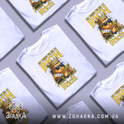 Футболка born to rich, білого кольору, зображена з правого ракурсу на манекені, фон світло-сірий, принт з малюнком хлопчика в короні, в темних окулярах, що тримає гроші, з написами 'BORN TO BE RICH' та 'Forever Rich Rich' у жовтому кольорі.